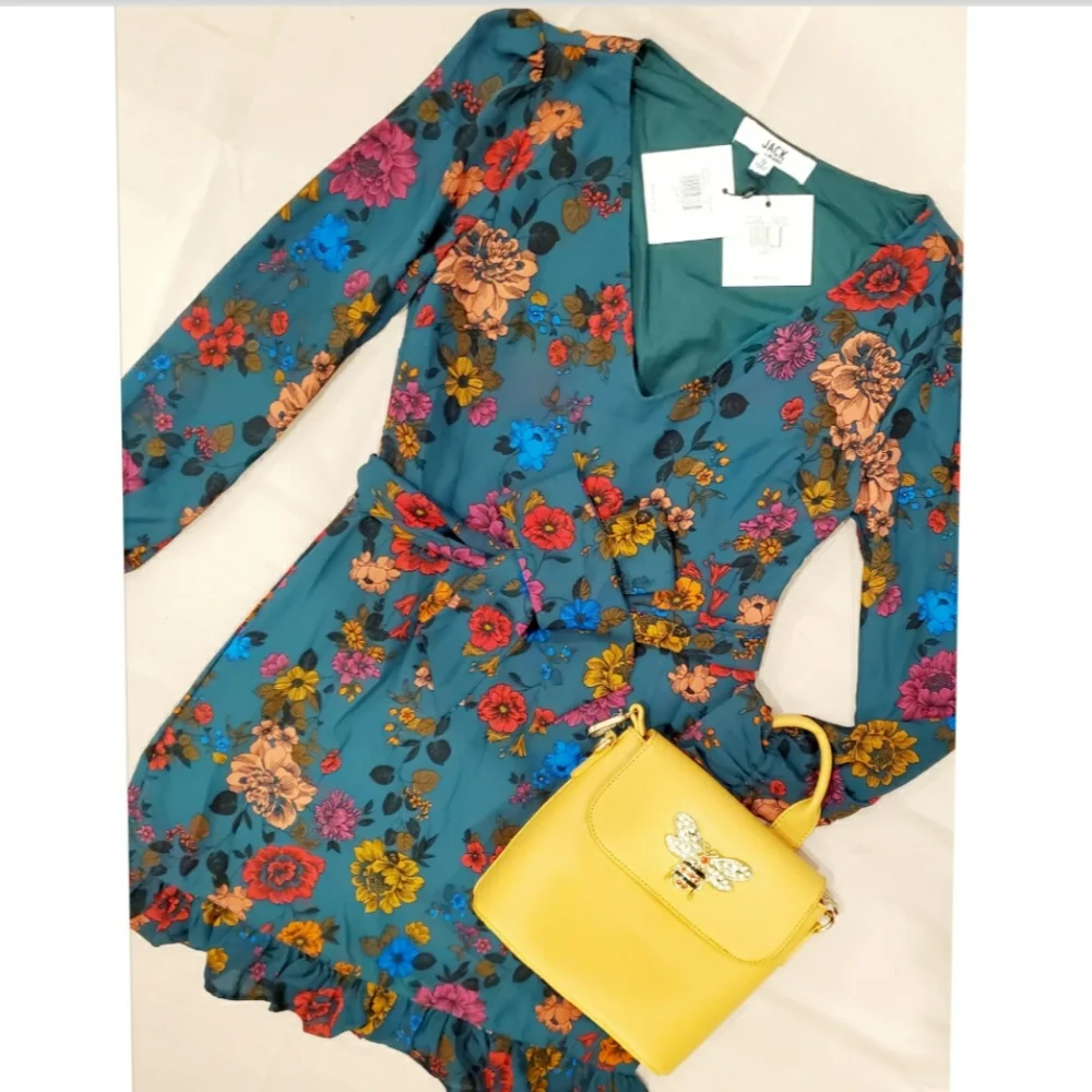 NEW: CASUAL V-NECK SKATER STYLE DRESS - Picture 3 of 8